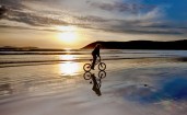 На велосипеде на пляже