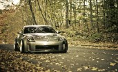 Nissan 350Z в осеннем лесу