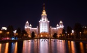 Ночная подсветка на здании МГУ