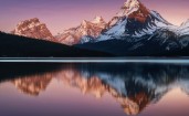 Отражение гор в тихом озере на закате