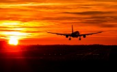 Пассажирский самолет на фоне заката