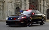 Черный полицейский автомобиль Ford