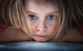 Ребенок блондинка с голубыми глазами