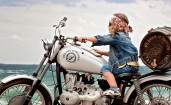 Ребенок на мотоцикле