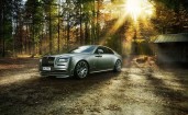 Rolls-Royce Wraith в лесу