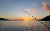 Рыбалка с удочкой на закате