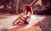 Рыжеволосая девушка под дождем