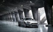 Серый Aston Martin DB9