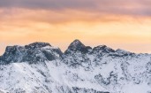 Снежные горы на фоне вечернего неба