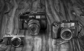 Три фотокамеры, черно-белое