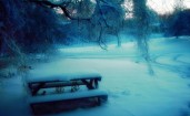 Уличный стол засыпан снегом
