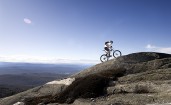 Велосипедист едет в гору