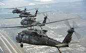 Вертолеты Sikorsky UH-60 Black Hawk в полете