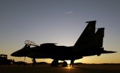 Военный самолет на фоне заката