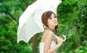 Японская девочка с зонтом
