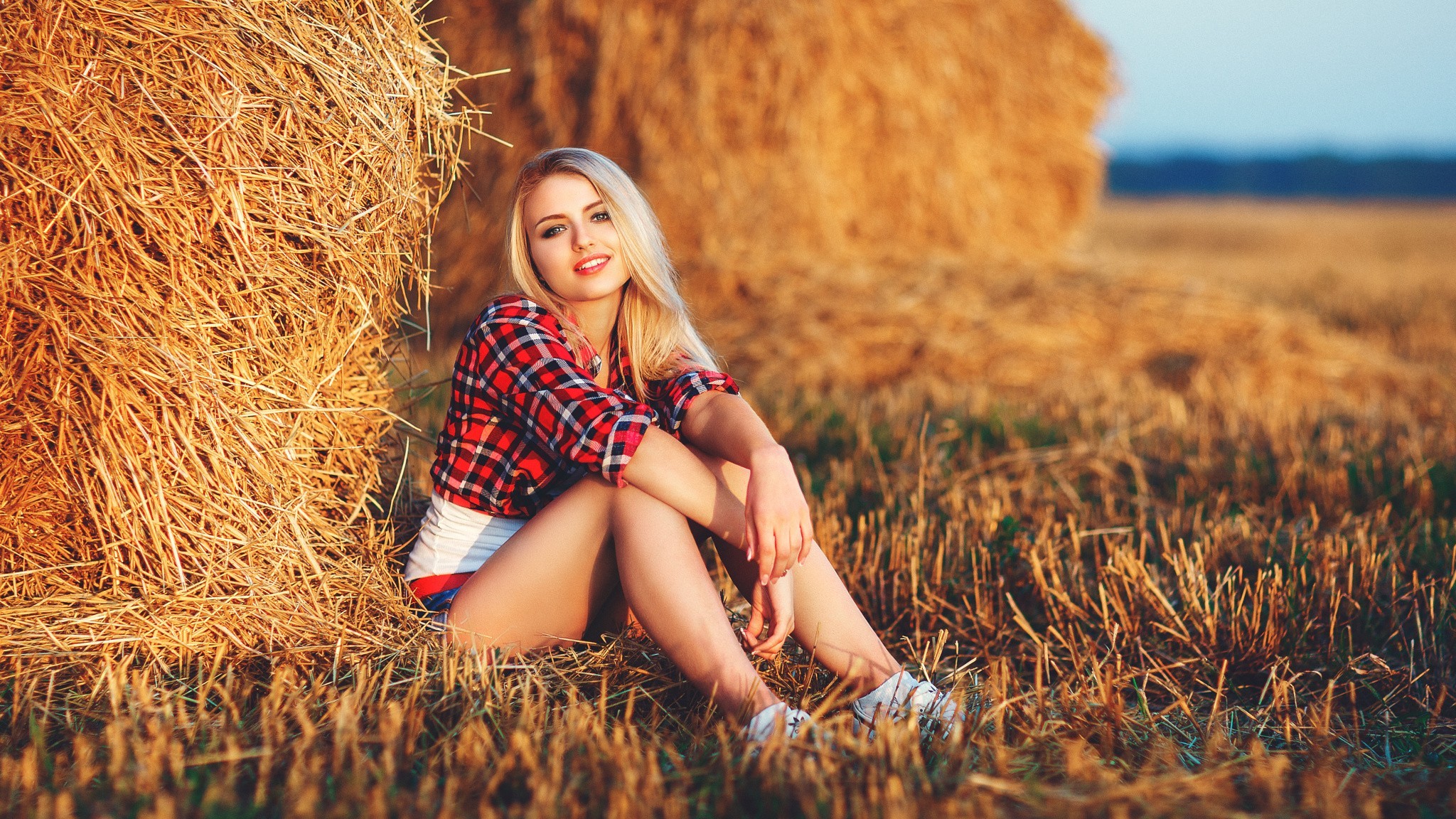 Девушка возле снопа сена