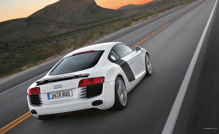 Белый Audi R8 на скорости, вид сзади