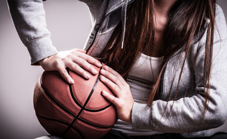 Баскетбольный мяч в руках у девушки