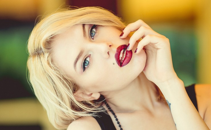Блондинка с накрашенными губами и ногтями