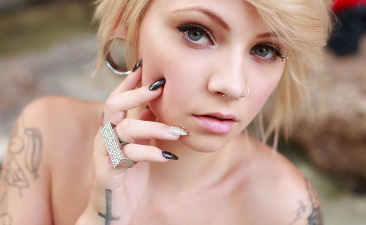 Блондинка с пирсингом и татуировками