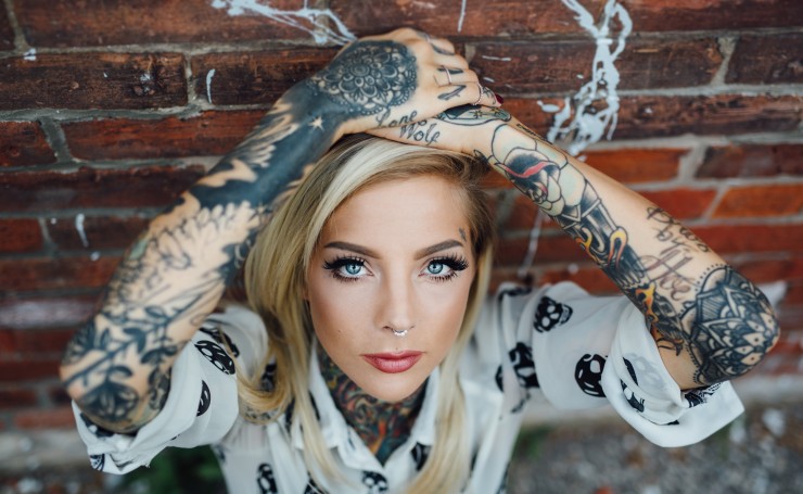 Блондинка с татуировками на руках