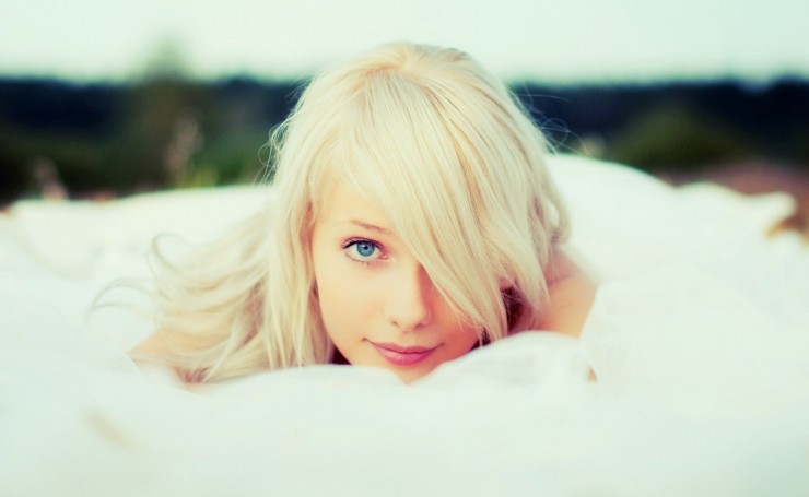 Блондинка в кровати