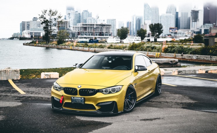 BMW купе золотистого цвета
