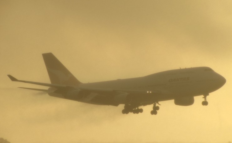 Boeing 747 идет на посадку в сильный дождь
