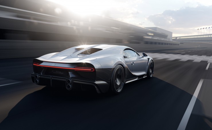 Bugatti Chiron Super Sport на скорости, вид сбоку сзади