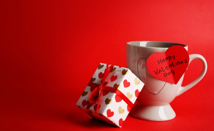 Чашка и подарок, День Святого Валентина
