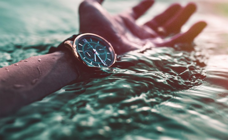 Часы на руке в воде