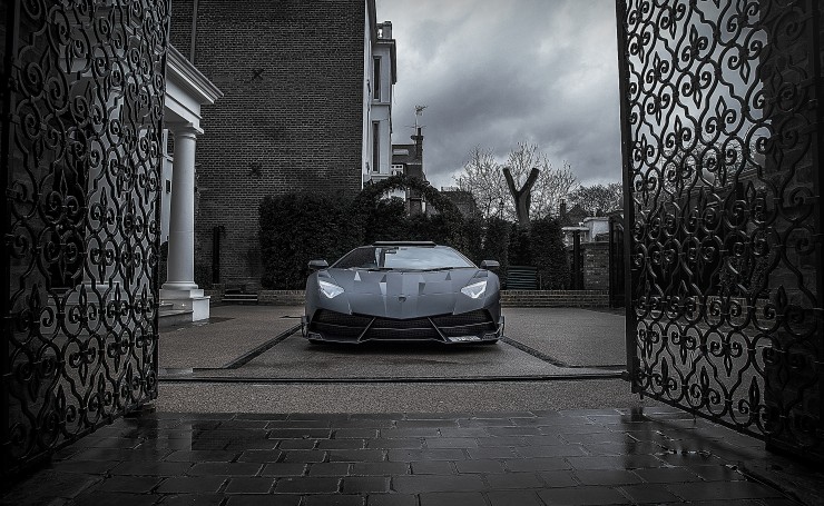 Черно-белый снимок Lamborghini Aventador