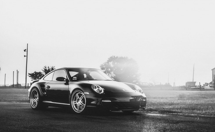 Черно-белый снимок Porsche 911