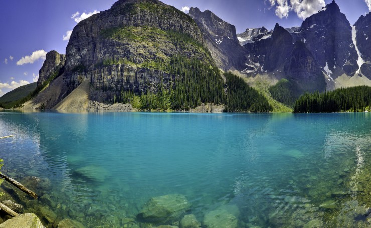 Чистая голубая вода в горном озере