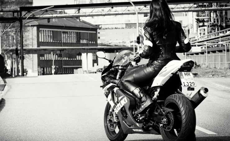 Девушка на мотоцикле со спины, черно-белое