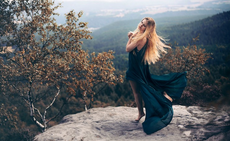 Девушка в платье на краю горы