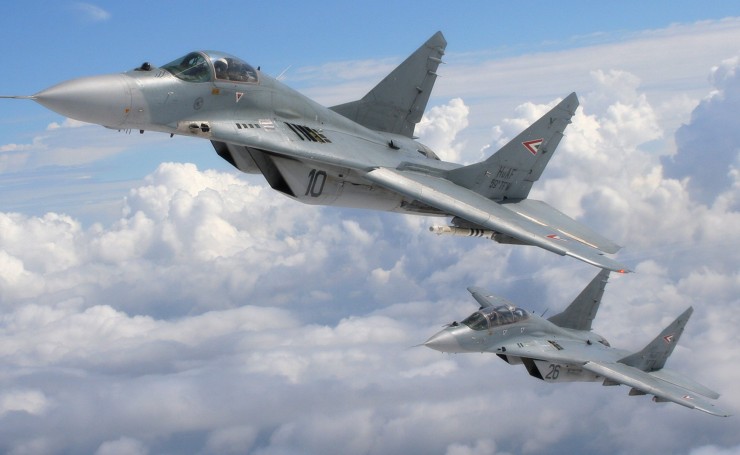 Два истребителя МиГ-29 в небе