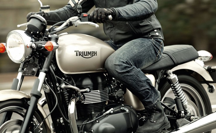 Езда на мотоцикле Triumph Bonneville 2013