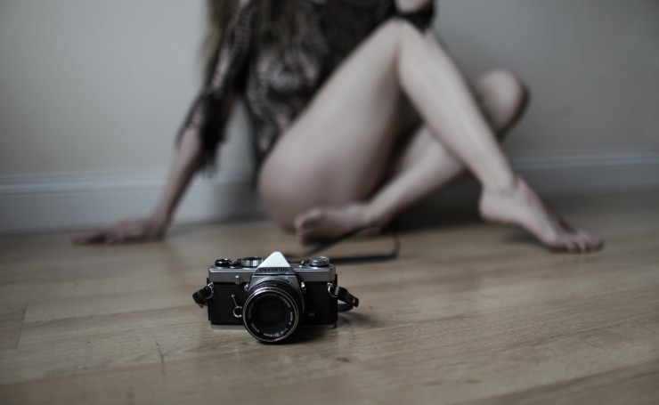 Фотоаппарат и девушка на полу