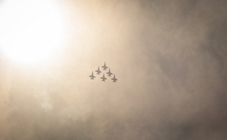 Группа военных самолетов в облачном небе