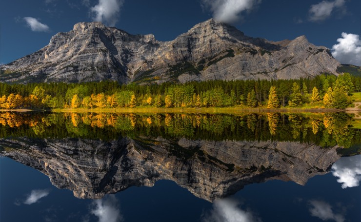 Канадские горы и лес отражаются в озере