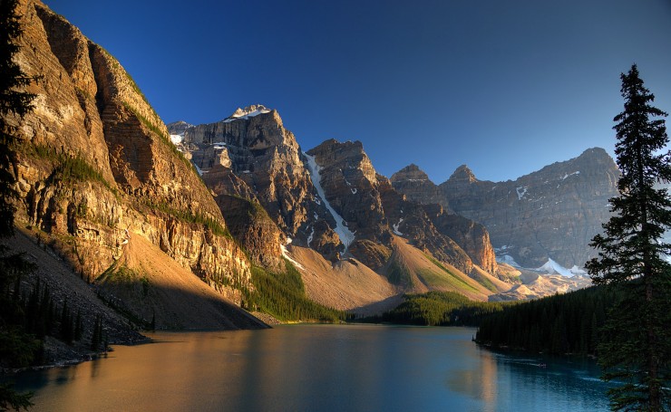 Канадские горы и река