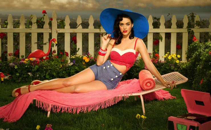 Katy Perry в синей шляпе