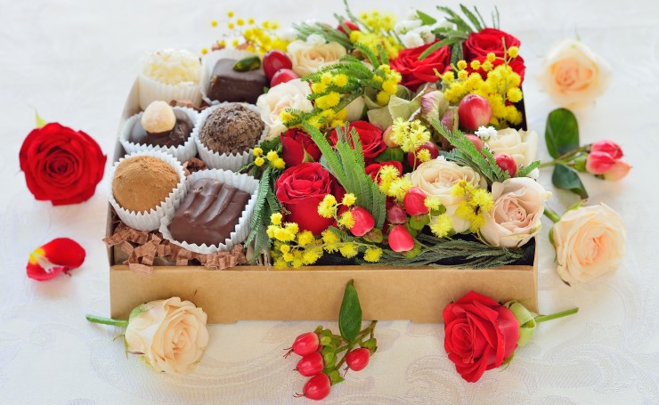 Конфеты и цветы в коробке