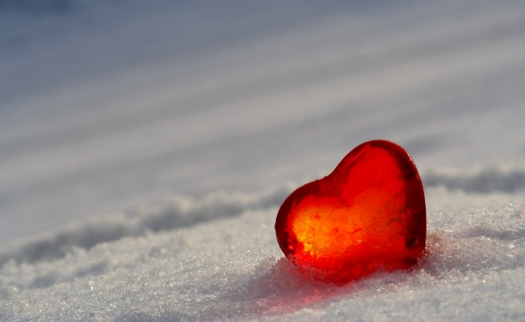 Красное сердце на снегу