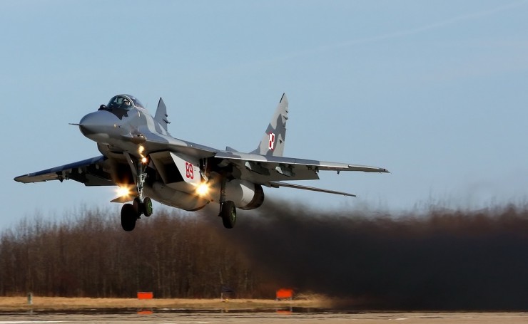 Летящий над землей МиГ-29