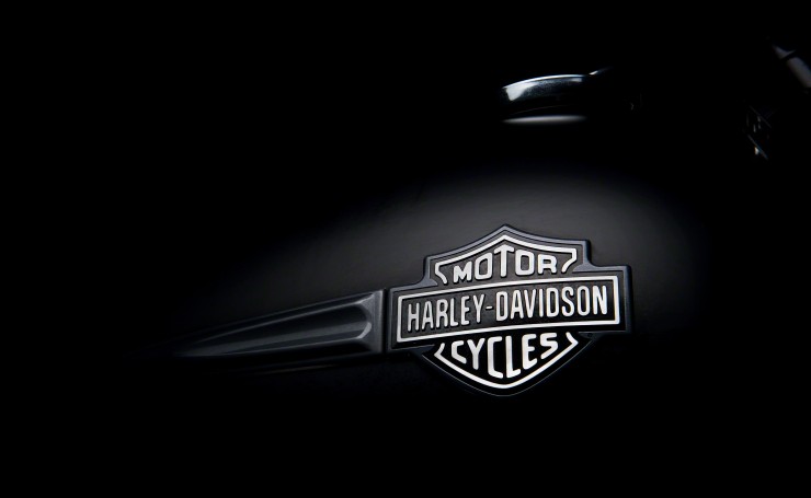 Логотип Harley Davidson на черном бензобаке
