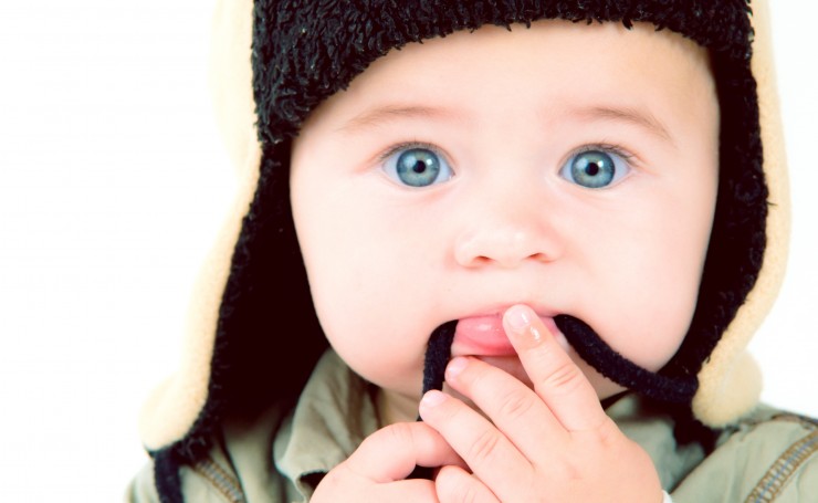 Малыш с голубыми глазами в шапке