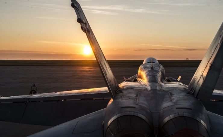 McDonnell Douglas CF-18 Hornet на фоне заката
