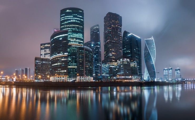 Московские небоскребы в сумерках